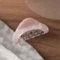 Pince à cheveux en acétate iridescent pour cheveux épais, détail triangle élégant. - 9cm / Rose Rêve