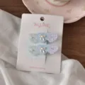 Primo piano molto dettagliato delle mollette per capelli a cuore con fiocco e strass. - Cuore A Tripla Toppa A Quadri Blu
