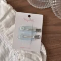 Blaue Acryl Haarspangen mit süßen Perlen Herz und Stern Details auf Displaykarte Damen. - Blau Künstliche Perle Nahtlose Haarklammer (33#) / 2 Stück/Set / Blau