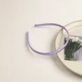 Détail de serre-tête fin en satin violet, design minimaliste élégant pour tous les jours. - Violet foncé