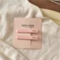 Detailansicht minimalistischer rosa Acetat-Haarspangen mit handgemachter Kartonage. - 2 Stück/Set / Rosa