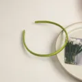 Détail de serre-tête en satin vert, design minimaliste, parfait pour le style et les cheveux. - Vert Herbe