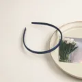 Serre-tête fin en satin bleu foncé pour femme, accessoire élégant pour un style quotidien. - Bleu Marine
