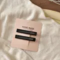 Minimalistische schwarze Acetat-Haarspangen auf rosa Karte, elegantes Haaraccessoire Alltag. - 2 Stück/Set / Reines Schwarz