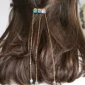 Pince à cheveux dorée chic avec strass colorés et longues chaînes à pampilles, accessoire élégant. - Glands et Perles / Or