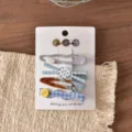 Vista dettagliata del set di mollette per capelli alline con design a quadri e bottoni graziosi. - Fermaglio per Capelli a Bottone a Pois Croce Blu (FJ911)