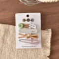 Set di fermagli per capelli con bottoni autunnali carini, accessori eleganti in tessuto per ragazze. - Fermaglio per Capelli Etichetta in Tessuto Ondulato Bianco Bottone Verde (FJ911)