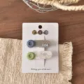 Primo piano dettaglio set di fermagli per capelli con bottone fantasia a pois ed etichetta fatta a mano. - Fermaglio a Becco d'Anatra a Goccia d'Acqua con Bottone Blu e Verde (FJ911)