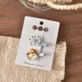 Primo piano dettagliato di graziose forcine per capelli con bottoni su cartoncino, accessorio. - Fermaglio per Capelli a Doppio Bottone Rotondo Grande a Pois (FJ911)
