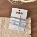 Vista dettagliata del set di fermagli per capelli in tessuto con design unico e cartoncino. - Fermaglio a Becco d'Anatra Piatto e Lunga Serie Blu (FJ911)