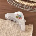 Primo piano di molletta per capelli perlata lucida decorata con trifogli in strass colorati. - Fermaglio per Capelli Triangolare Rotondo Bianco 9cm (FJ911)