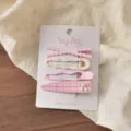 Set mit 4 süßen rosa Haarklammern mit Schleifen und Blumenmustern für süßes Alltagsstyling. - Rosa Kreuzkarostil / 4er-Set