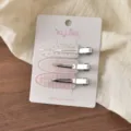 Detailaufnahme des süßen Frühlings-Haarspangen-Sets mit Blumen und Glitzer auf Karte. - Nahtloser Clip-Stil (18#) / 3er-Set / Rosa