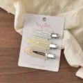 Detailansicht von 3-teiligen Acryl Haarklammern mit Blumen, Glitzer und Karomustern. - Nahtloser Clip-Stil (20#) / 3er-Set / Gelb