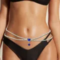 Detailaufnahme der doppelten Strass-Taillenkette mit blauem Herz-Anhänger am Bikini. - Stil 5 (Blaues Herz)
