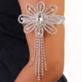 Vista dettagliata del bracciale da braccio con strass e nappe a fiore, elegante gioiello da sposa. - Stile T1 / Oro