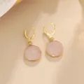 Vista dettagliata di orecchini pendenti rotondi placcati in oro con pietra rosa naturale. - Quarzo Rosa (1)