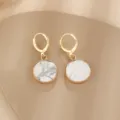 Orecchini pendenti rotondi con motivo marmo dorato, gioielli stile francese chic. - Texture Bianca (3)