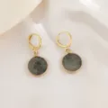 Dettaglio di eleganti orecchini a cerchio in argento 925 placcato oro con pietra naturale. - Pietra Naturale Verde (4)
