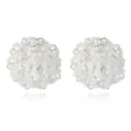 Gros plan détaillé de boucles d'oreilles rondes en perles de cristal blanc, design fin. - Couleur 8 (EA0926)