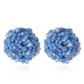 Gros plan de boucles d'oreilles boules en perles bleues faites main, texture fine. - Couleur 1 (EA0926)