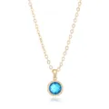 Primo piano dettagliato della collana a catena placcata in oro con ciondolo in pietra blu. - Oro Marzo