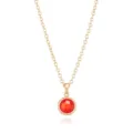 Primo piano di collana con catena dorata e ciondolo con pietra rossa sfaccettata e bordo torto. - Oro Gennaio