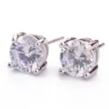 Vista dettagliata di orecchini a perno in argento sterling con zircone cubico da 7mm. - Bianco