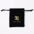 Sacchetto portagioie in velluto nero con coulisse per orecchini, anelli e piccoli regali di valore. - Borsa / Nero con Logo