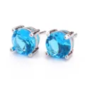 Stupendi orecchini a lobo in zircone blu da 7mm con classico castone a 4 griffe dettaglio. - Blu