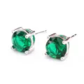 Orecchini a lobo zircone verde rotondo 7mm quattro griffe dettaglio primo piano. - Verde
