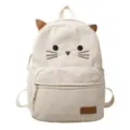 Dettaglio in primo piano di simpatiche orecchie di gatto e viso ricamato sullo zaino. - Bianco