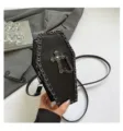 Sac à bandoulière cercueil noir gothique avec chaîne en métal et pendentif croix. - Style 1