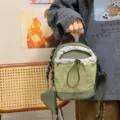 Λεπτομέρεια ελαφφιάς εξωτερικής νάιλον τσάντας χιαστί με τσέπη κορδονιού και θήκη. - Μονή Τσάντα / Πράσινο