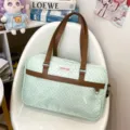 Borsa a tracolla con pois verde menta e manici marroni, grande capacità capiente. - Verde chiaro