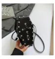 Détail de gros plan du sac bandoulière cercueil style gothique avec rivets argentés. - Style 2
