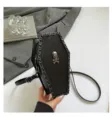 Sac à bandoulière gothique en forme de cercueil avec décor de crâne et chaîne pour femmes. - Style 3