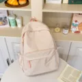 Dettaglio zaino scolastico rosa a quadri chic, con tasca frontale e grande capienza. - Rosa