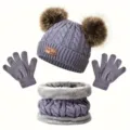 Vista detallada del conjunto de gorro de invierno de punto para niños con pompones, guantes y bufanda. - Gris