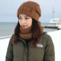 Conjunto de gorro y bufanda de punto cálido de invierno para mujer con elegante chaqueta acolchada. - Caramelo