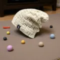 Dettaglio berretto slouchy lavorato a maglia beige, cappello lana invernale caldo e chic. - Taglia unica / Bianco avorio