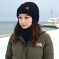 Conjunto de gorro de punto y bufanda para mujer con chaqueta abrigada para el clima frío. - Negro