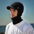 Detailaufnahme der warmen Winter Strickmütze mit Schirm und integriertem Nackenwärmer. - Schwarz