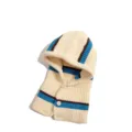Dettaglio di passamontagna in maglia, morbido cappello sciarpa invernale con strisce blu. - M（56-58cm） / Quadri Rafa color block - bianco crema