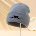 Gorro de punto gris con lindo estampado de gato negro, gorro de invierno cálido unisex. - Gris