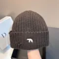 Gedetailleerd bruin gebreide muts foto, versleten stijl met schattig wit ijsbeer borduur. - Verstelbaar / koffiekleur