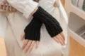 Schwarze Zopfstrick fingerlose Handschuhe Herbst Winter warme Handwärmer Strickware Detail - Schwarz