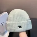 Nahaufnahme der Strickmütze mit niedlicher Eisbär-Stickerei und stylischen Destroyed-Effekten. - Verstellbar / Hellgrau