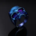 Détail de bague tête de mort métallique bleue, bijoux punk gothique, accessoire sombre. - Style Bleu