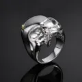 Gros plan détail bague tête de mort punk gothique acier inoxydable surface polie argent - Taille 7 / Style Bicolore Or